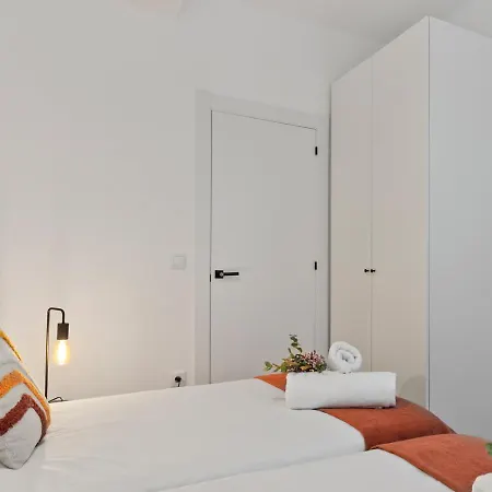 Picasso, 6 Personas, Espacioso Piso De Diseno ヒホン