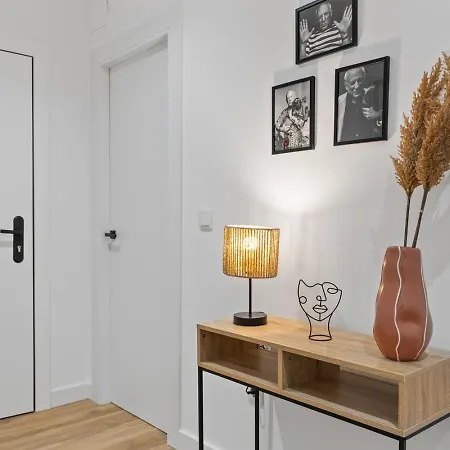 דירה Picasso, 6 Personas, Espacioso Piso De Diseno גיחון